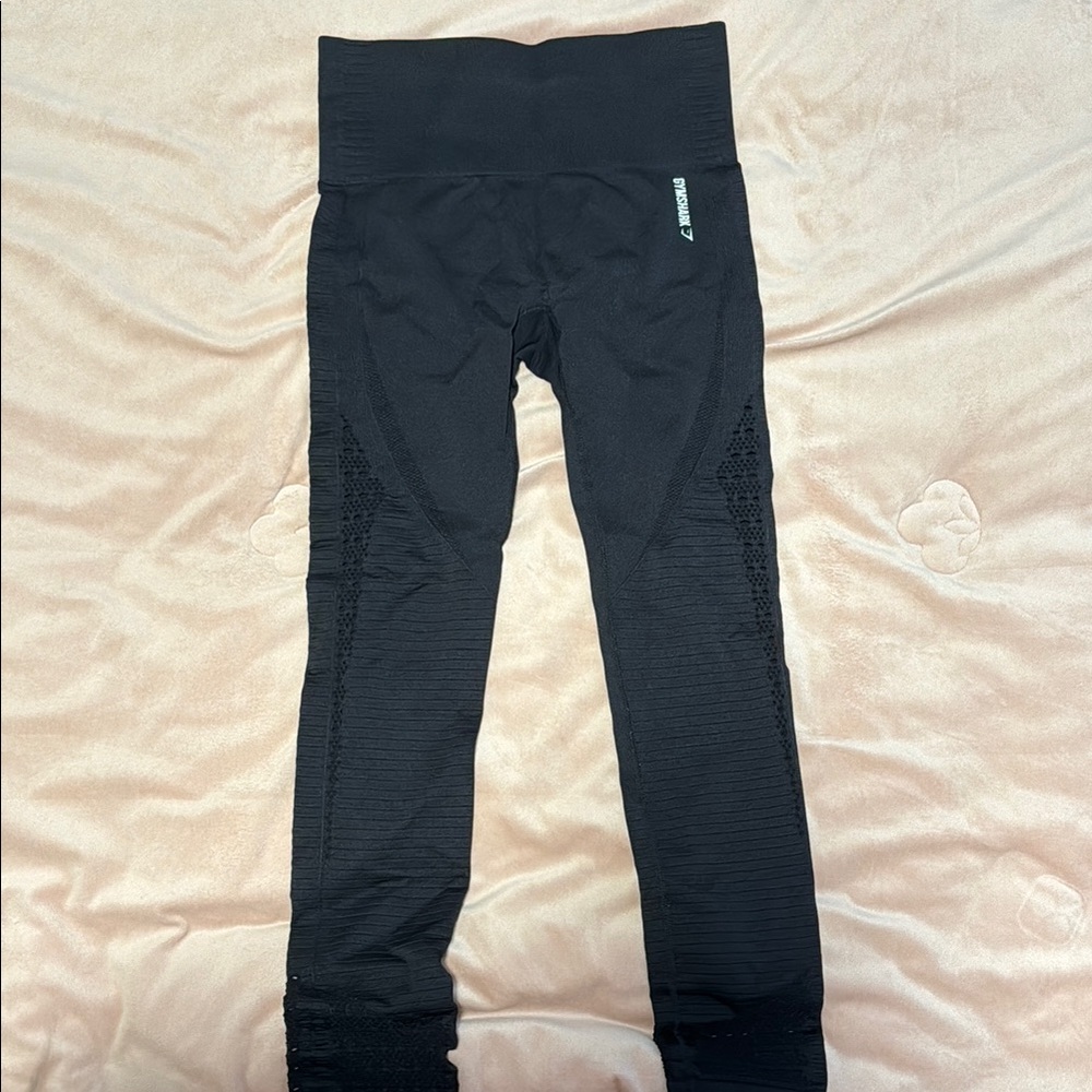 GYMSHARK BLACK LEGGINGS SLEEK AND VERSATILE